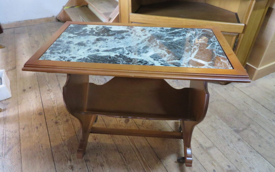 Novinový stolek mramor