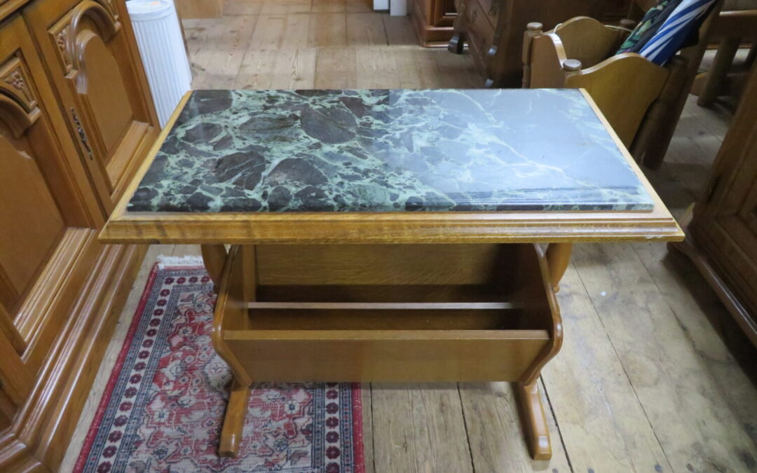 Novinový stolek mramor