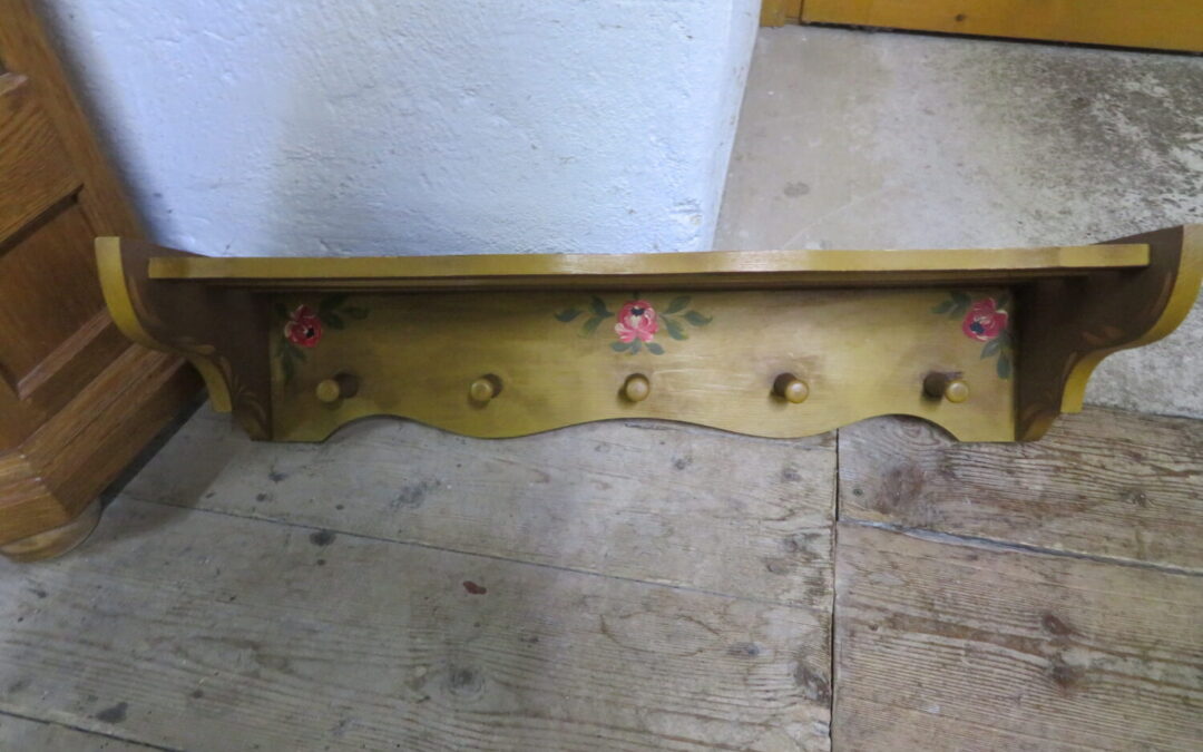 Věšák s policí malovanou