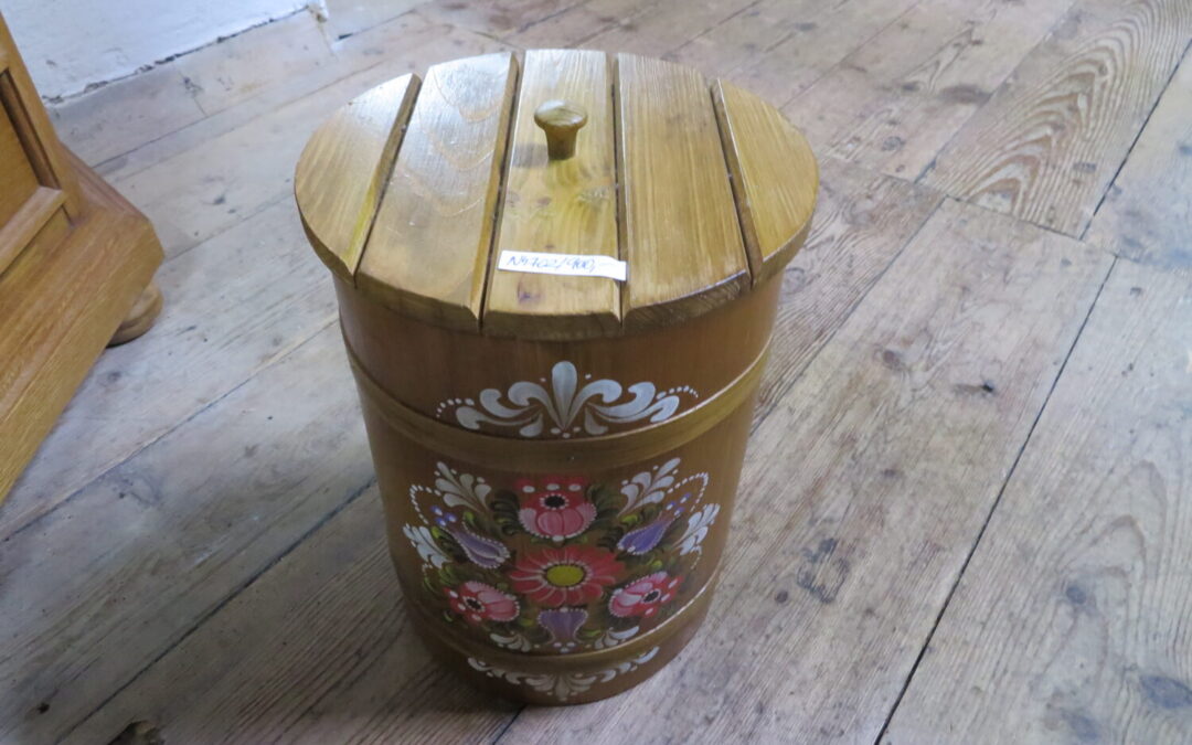 Dřevěná malovaná nádoba