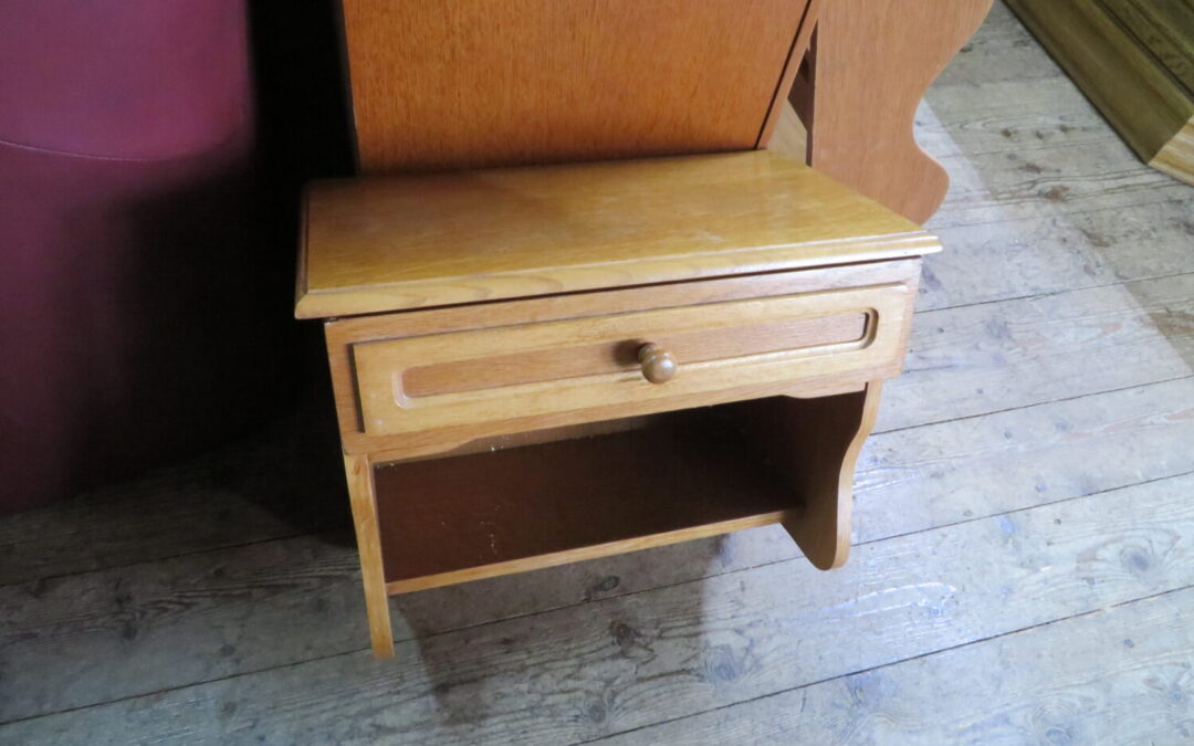 Polička na zeď se šuplíčkem