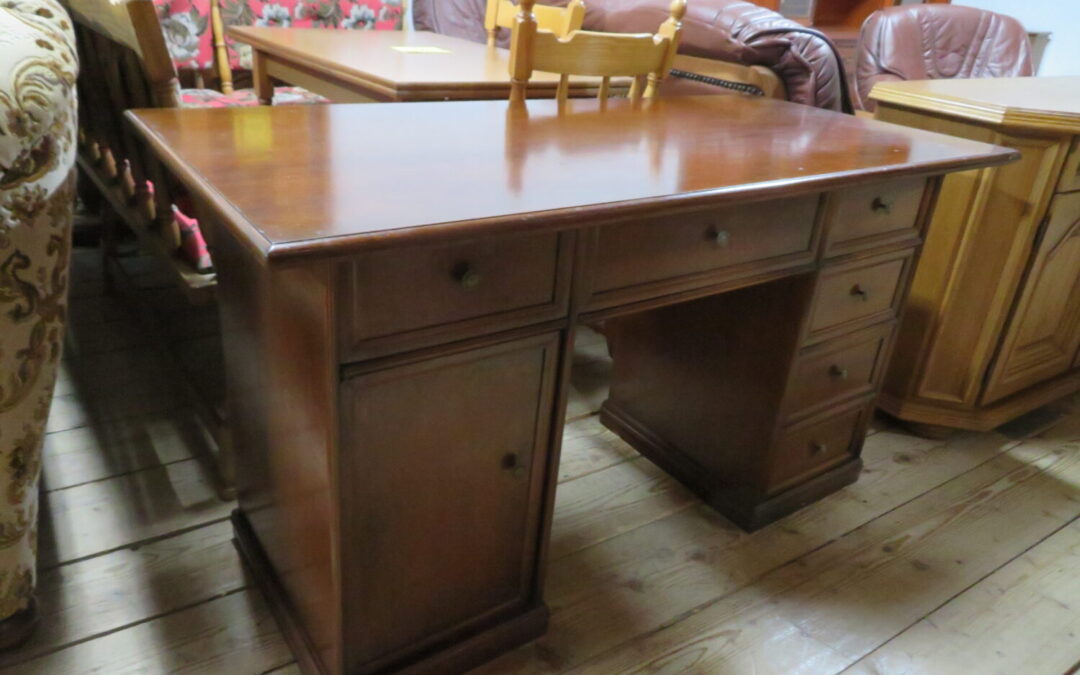 Psací stůl mahagon