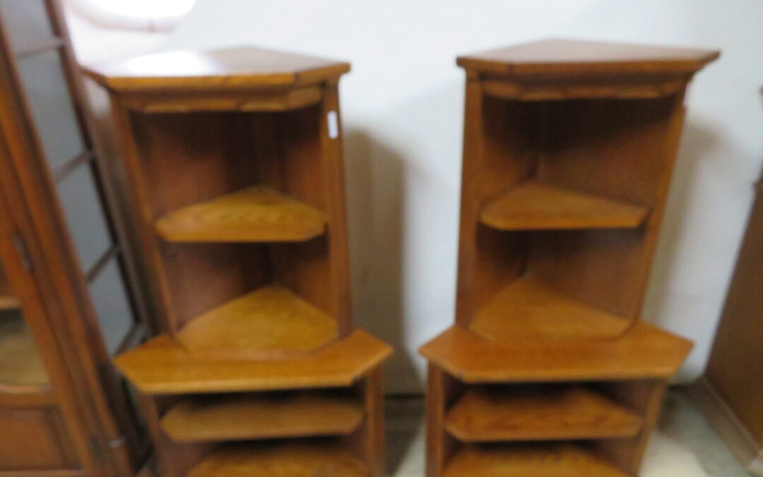 Police rohová máme 2 ks