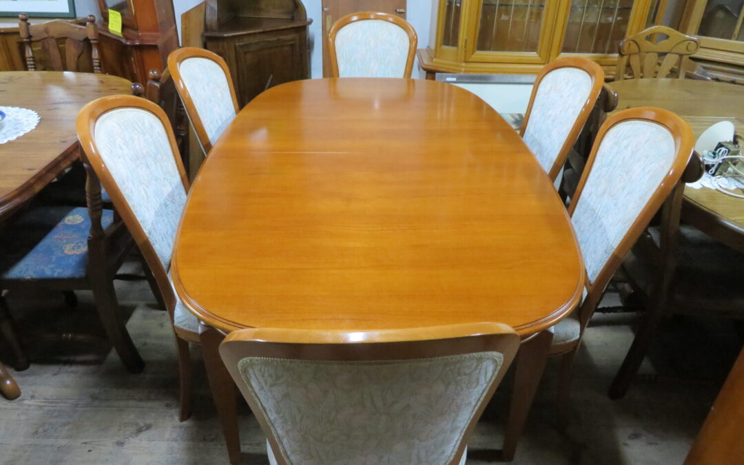 Stůl rozkl. +6 židlí