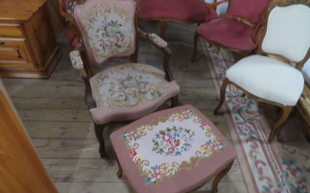 Křesílko s podnožkou baroko