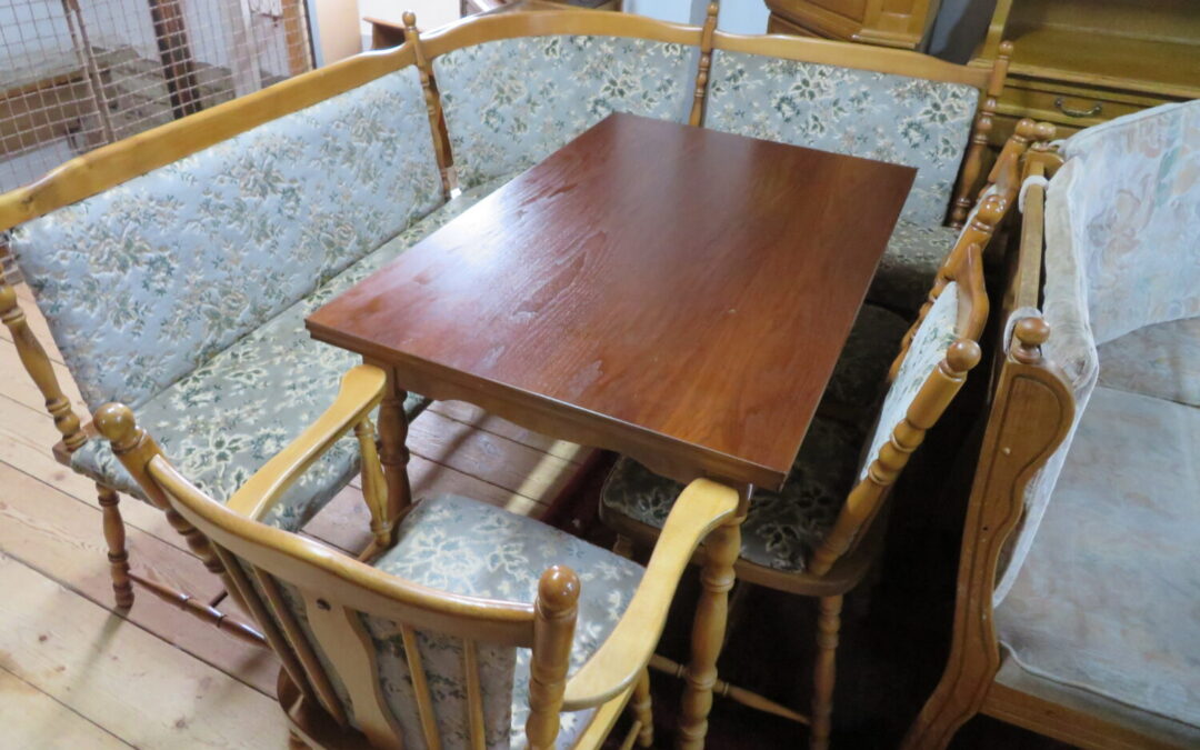 Kuchyňský rohový set-lavice, stůl+ židle
